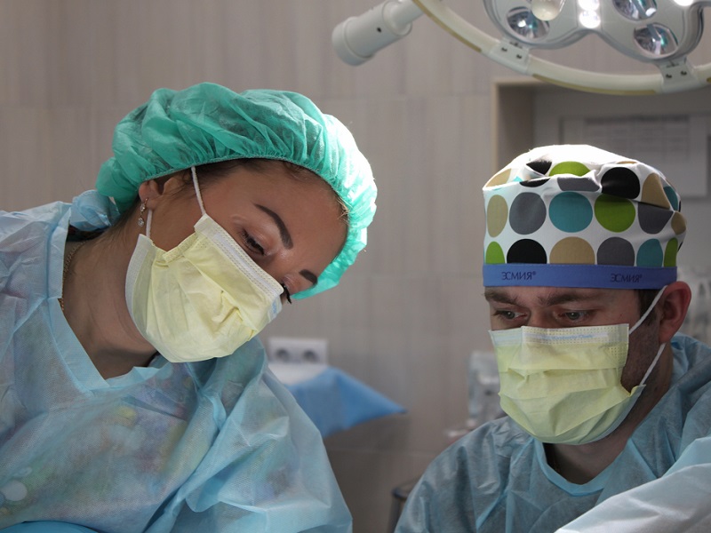 surgeons-performing-surgery-2324837
